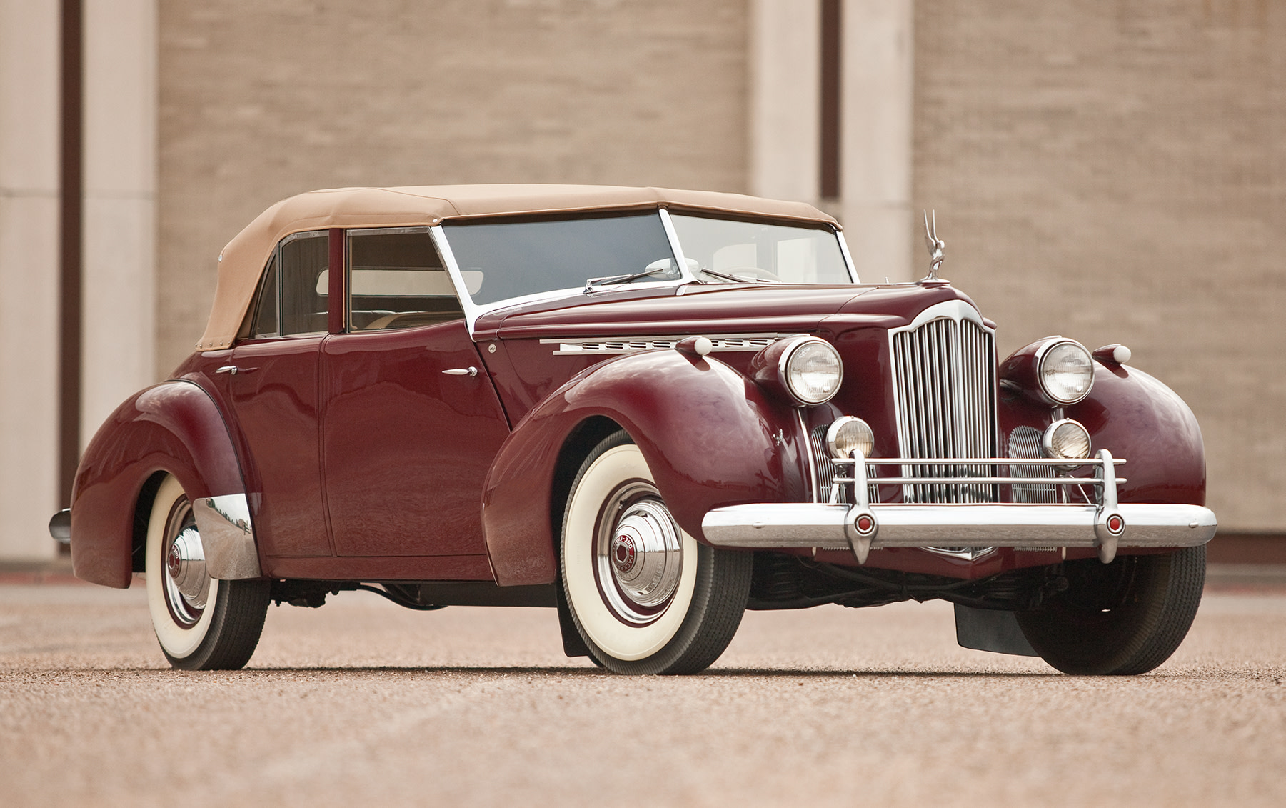 マロン 1940 Packard Model 1807 Convertible Sedan | Gooding Christie's
